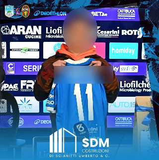 Pineto calcio contro il bullismo: dona maglia al 17enne gettato nel cassonetto da baby-gang